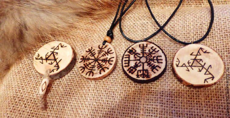 muvaffaqiyat talismans sifatida runes bilan marjonlarni